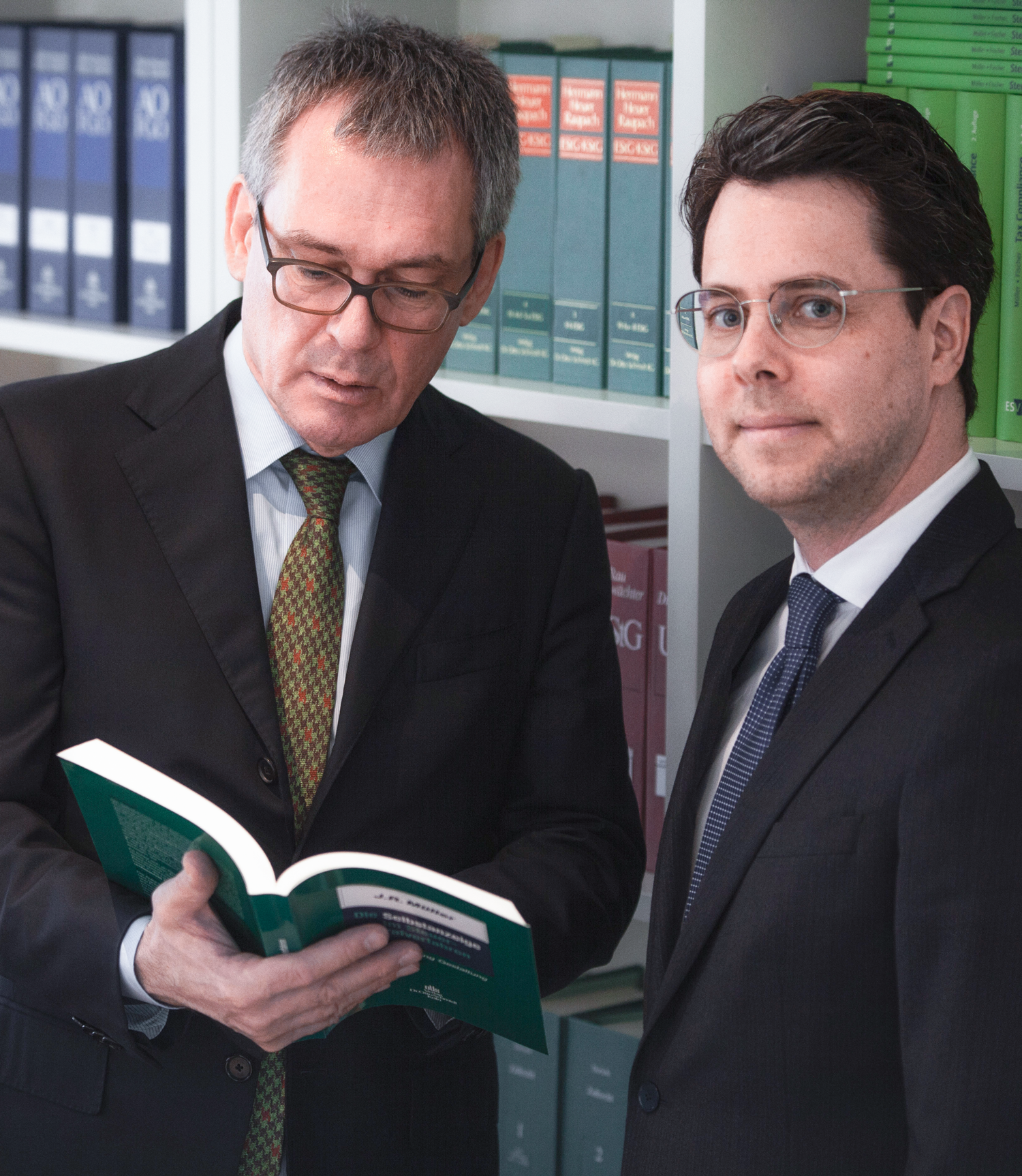 Die Rechtsanwälte Jürgen R Müller und Christian Fischer mit dem Buch "Die Selbstanzeige im Steuerstrafverfahren"